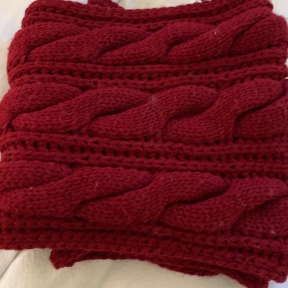 BURGUNDY CABLE KNIT CHUNKY CIRCLE SCARF - Picture 4 of 7